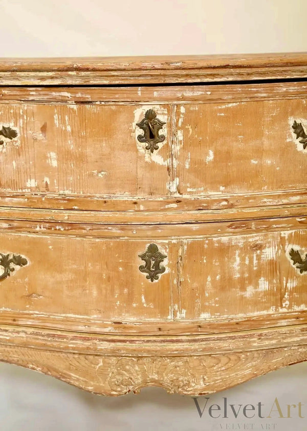 Cómoda de Pino y Escudos Rococó Francesa | Mediados del Siglo XVIII