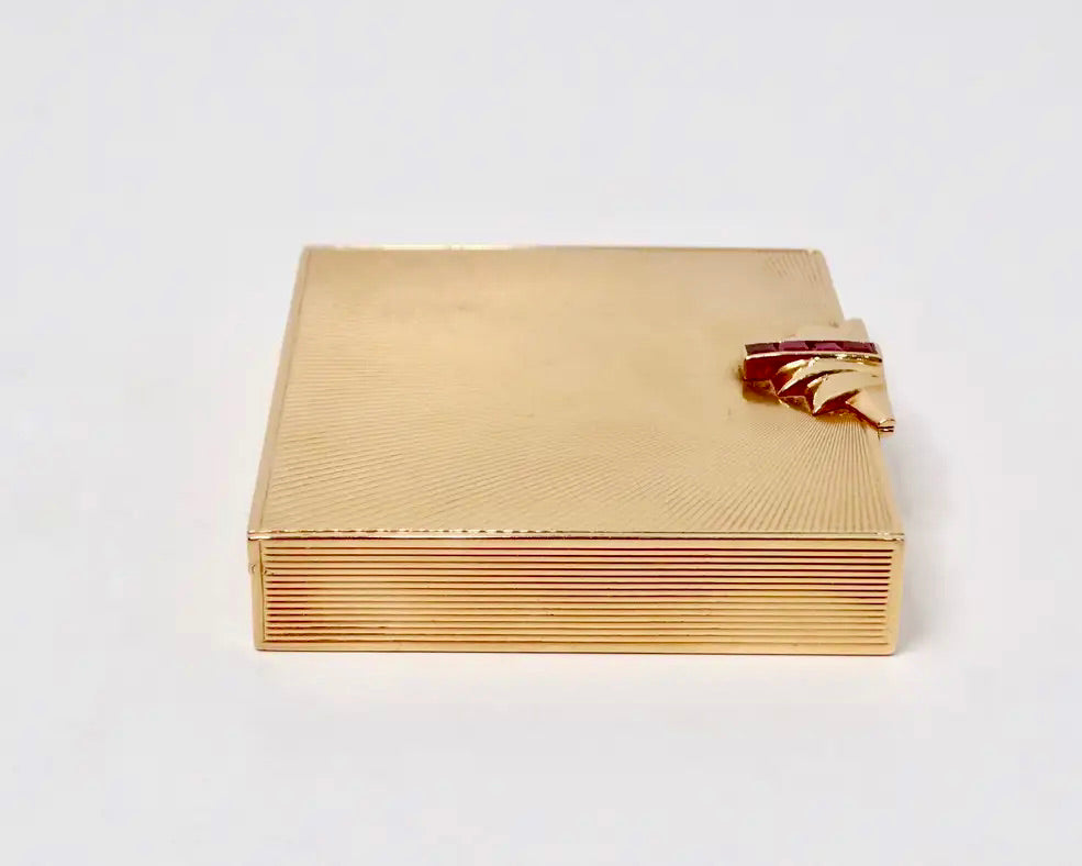 Tiffany & Co. Años 40 | Polvera de Oro con Espejo y Rubí