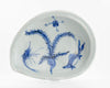 Plato Kosometsuke Azul y Blanco con Diseño de Pez y Camarón | Porcelana Ming del Siglo XVII