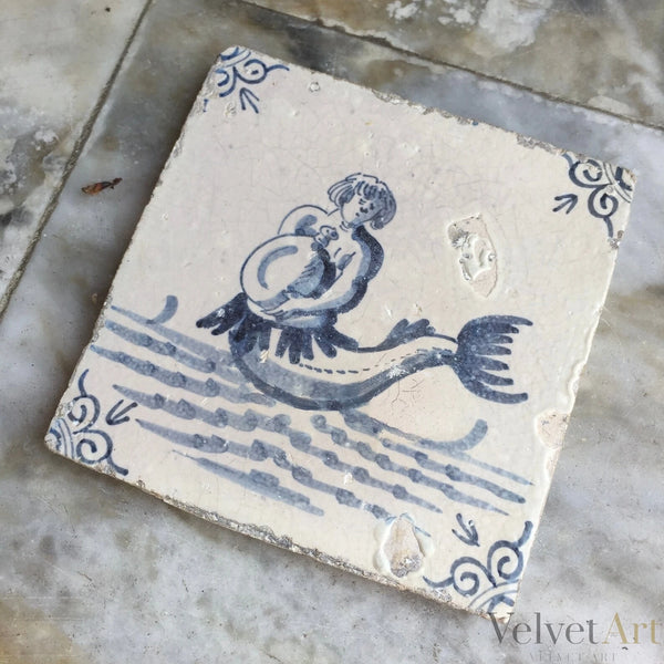 Tritón con Jarra – Azulejo de Delft Azul y Blanco, 1640–1660