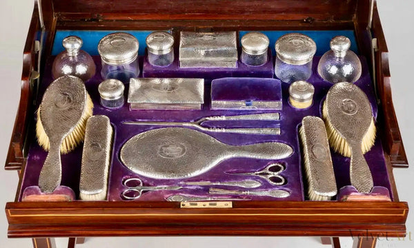 Tocador Eduardiano de Caoba con Accesorios Firmados A\&J Zimmerman, Inglaterra, 1905