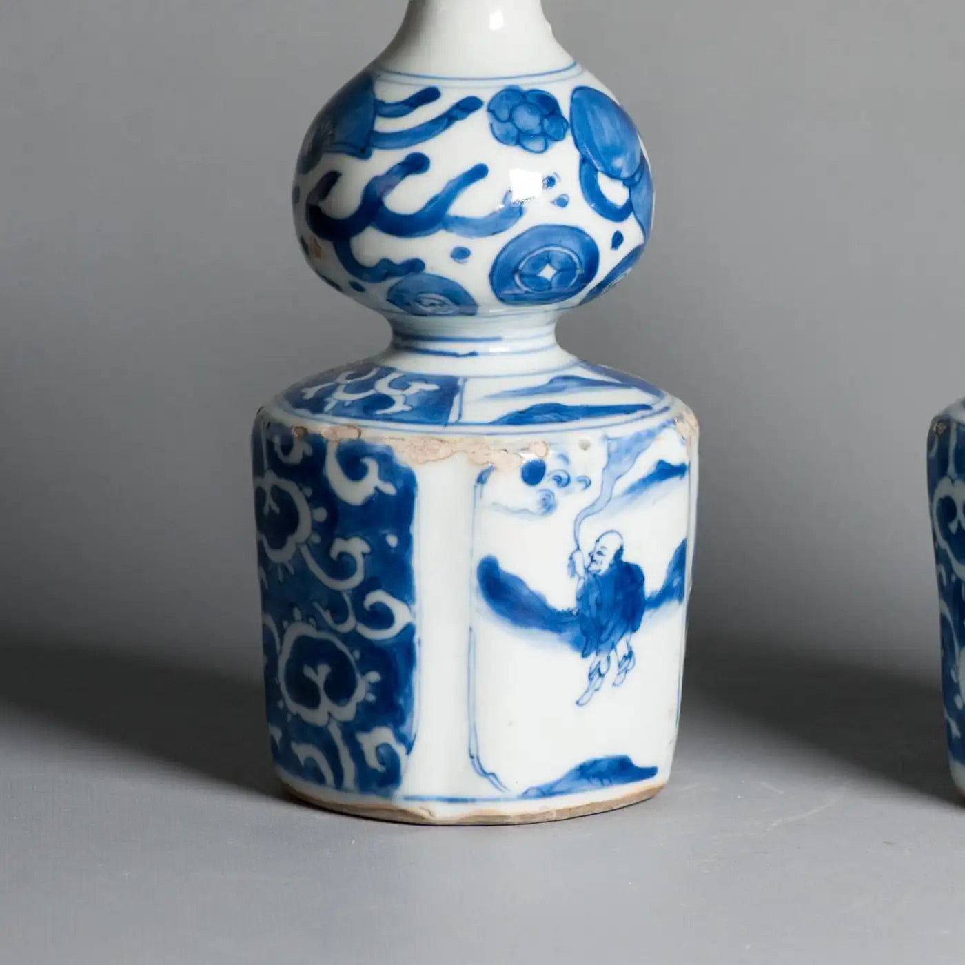 Pareja de Tokkuri de Porcelana Kraak | Jingdezhen Siglo XVII | Azul y Blanca Exportación Japonesa