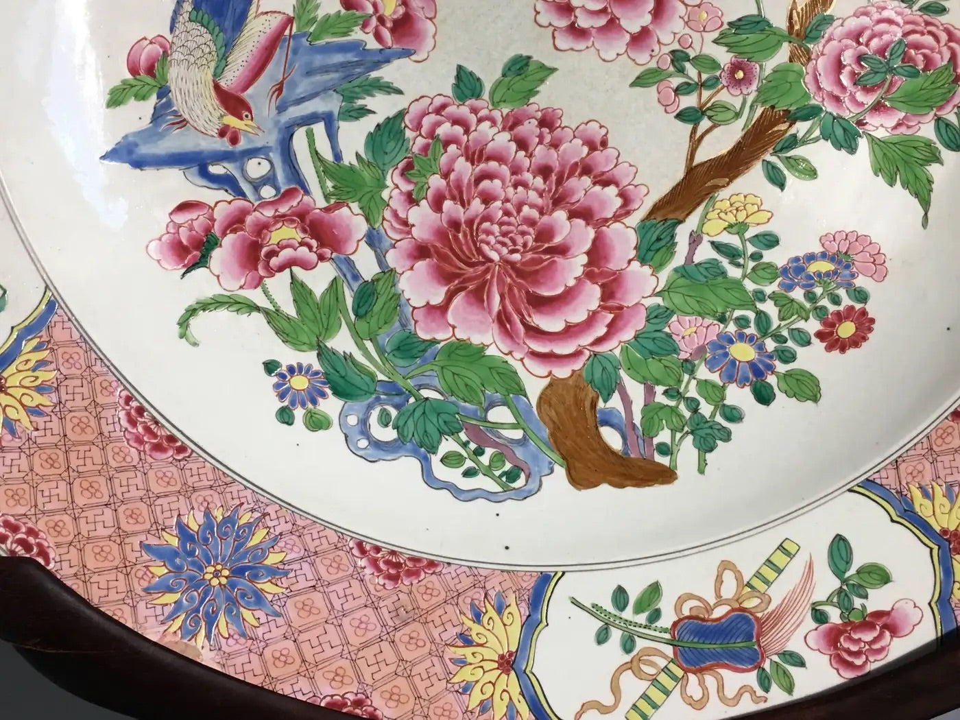 Plato de Porcelana Esmaltada Famille Rose, 1900