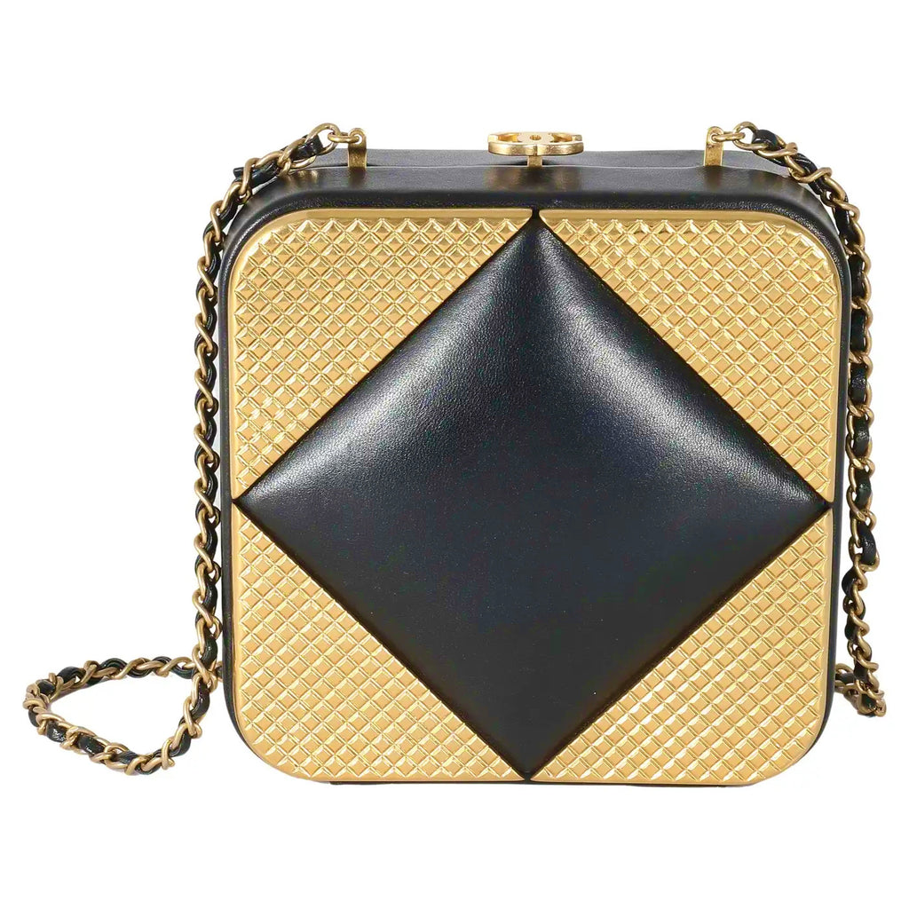 Clutch Chanel CC Cuadrado en Piel de Cordero Negra y Metal Dorado