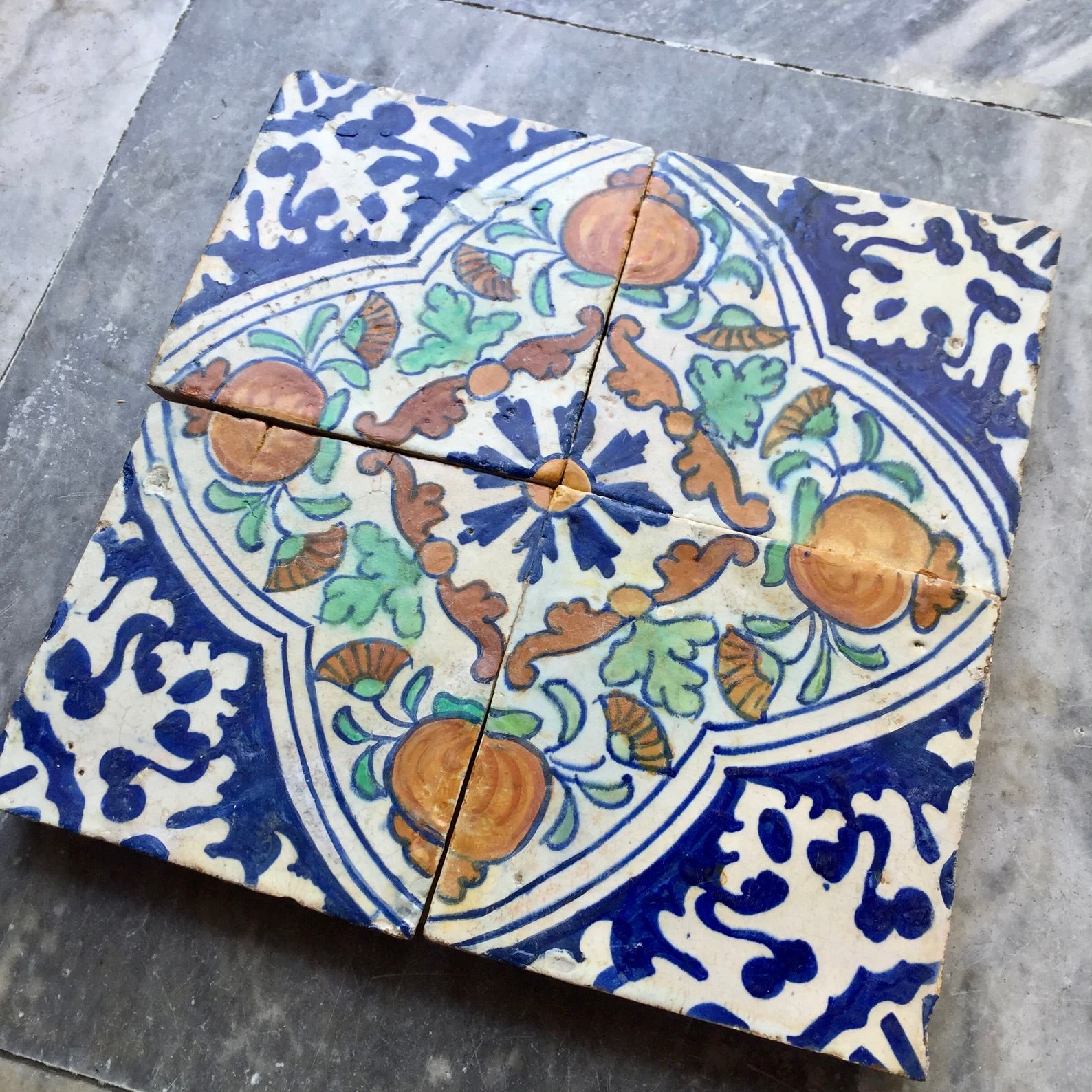 “Granadas” Azulejo Delft Policromo del Siglo XVII | Holanda, 1625