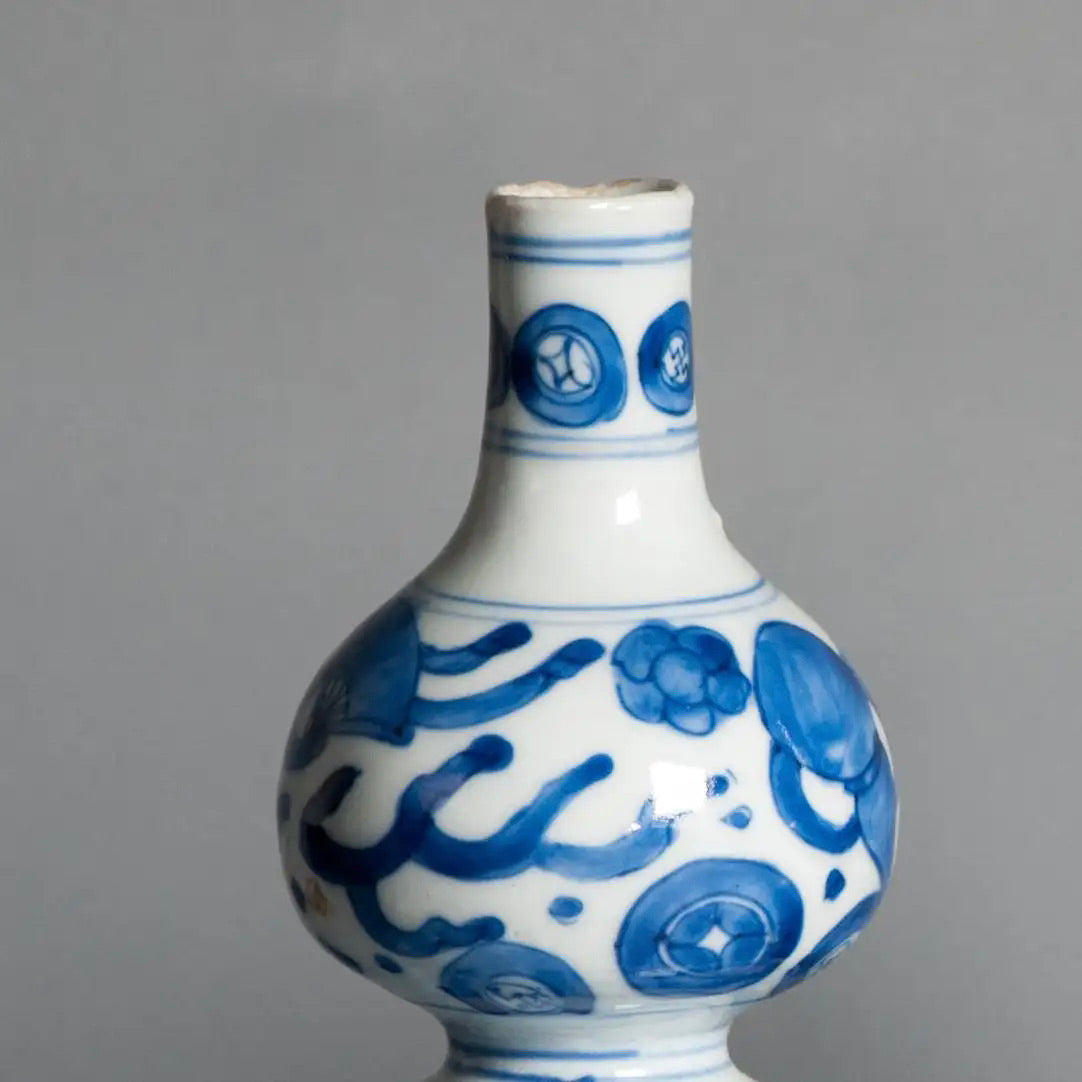 Pareja de Tokkuri de Porcelana Kraak | Jingdezhen Siglo XVII | Azul y Blanca Exportación Japonesa