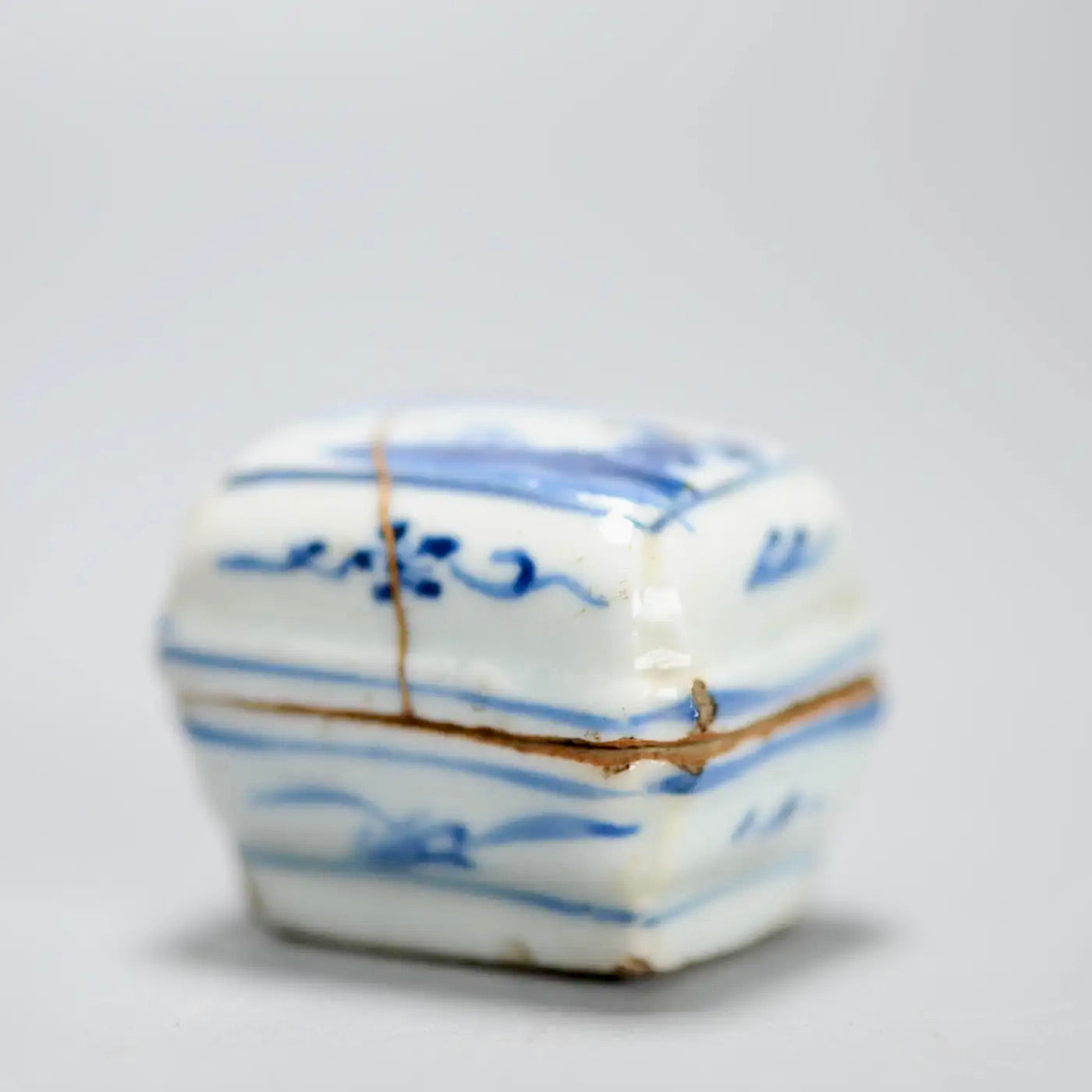 Recipiente de Incienso de Porcelana China en Forma de Cesta, Periodo Tianqi, Siglo XVII