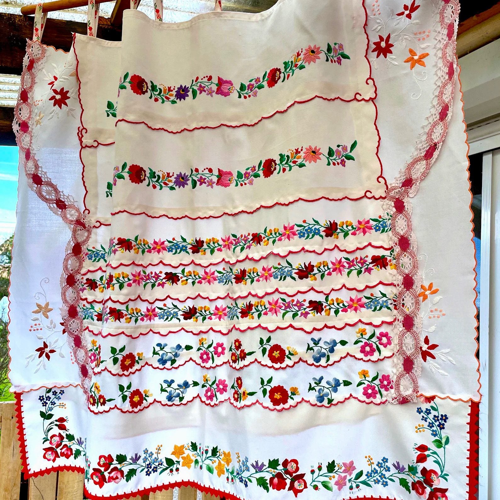 Cortina Bordada Húngara con Estampado Floral Kalocsa