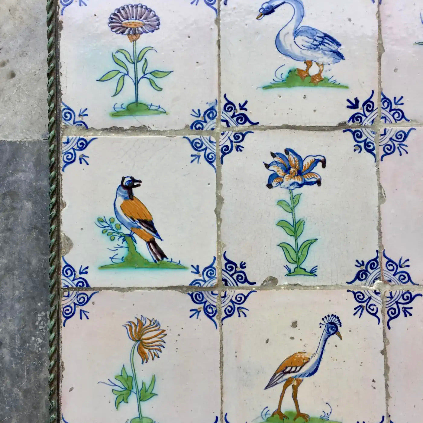 15 Azulejos Policromos Collaert de Delft con Pájaros y Flores, 1630