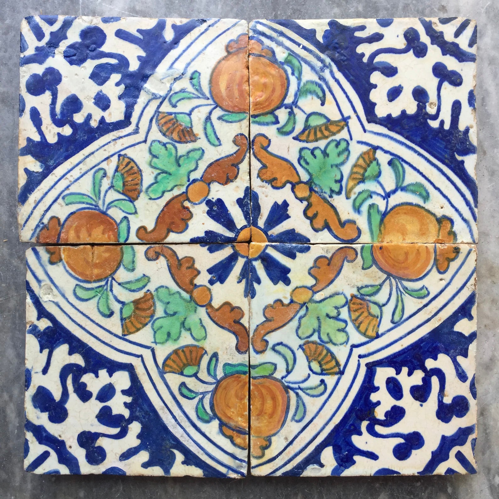 “Granadas” Azulejo Delft Policromo del Siglo XVII | Holanda, 1625