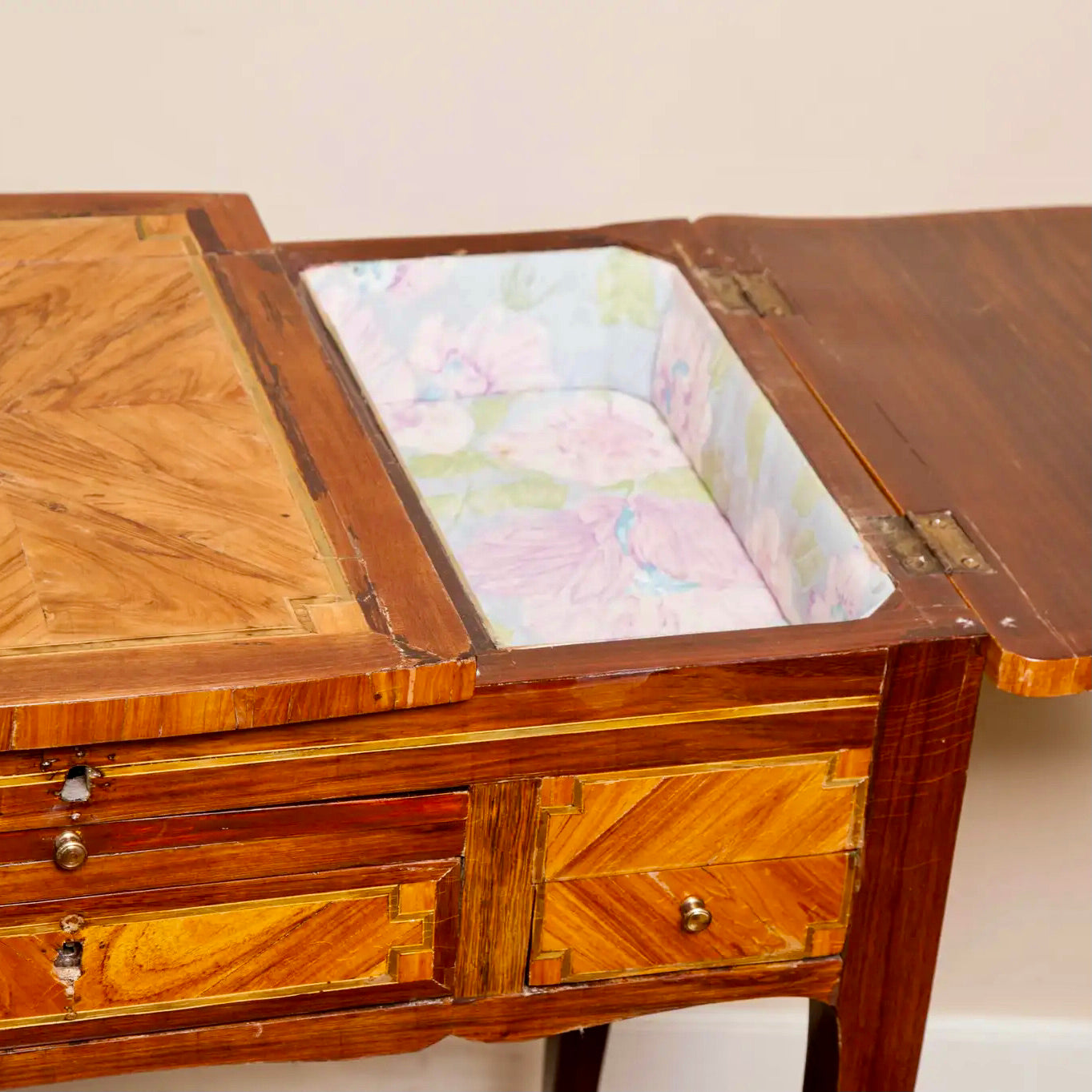 Tocador Francés Luis XV en Tulipwood con Espejo Regulable, 1760
