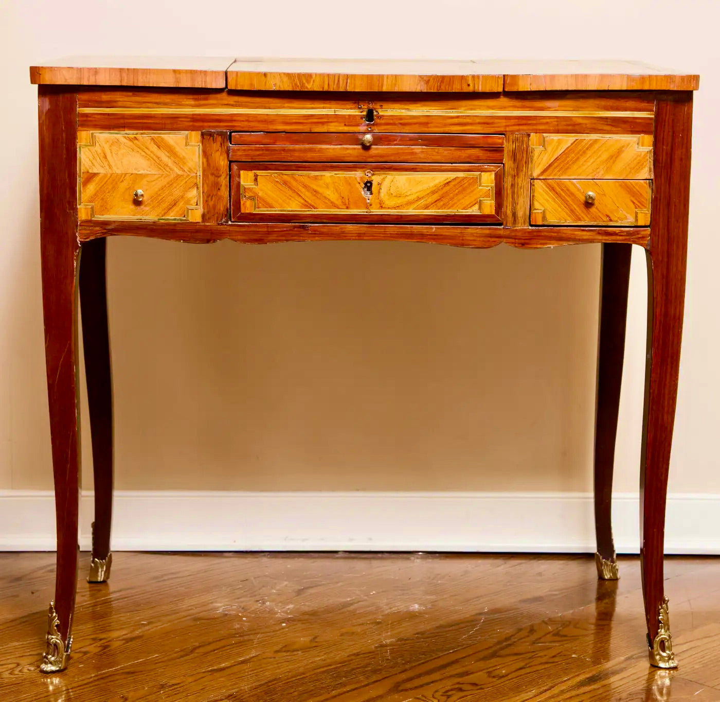 Tocador Francés Luis XV en Tulipwood con Espejo Regulable, 1760