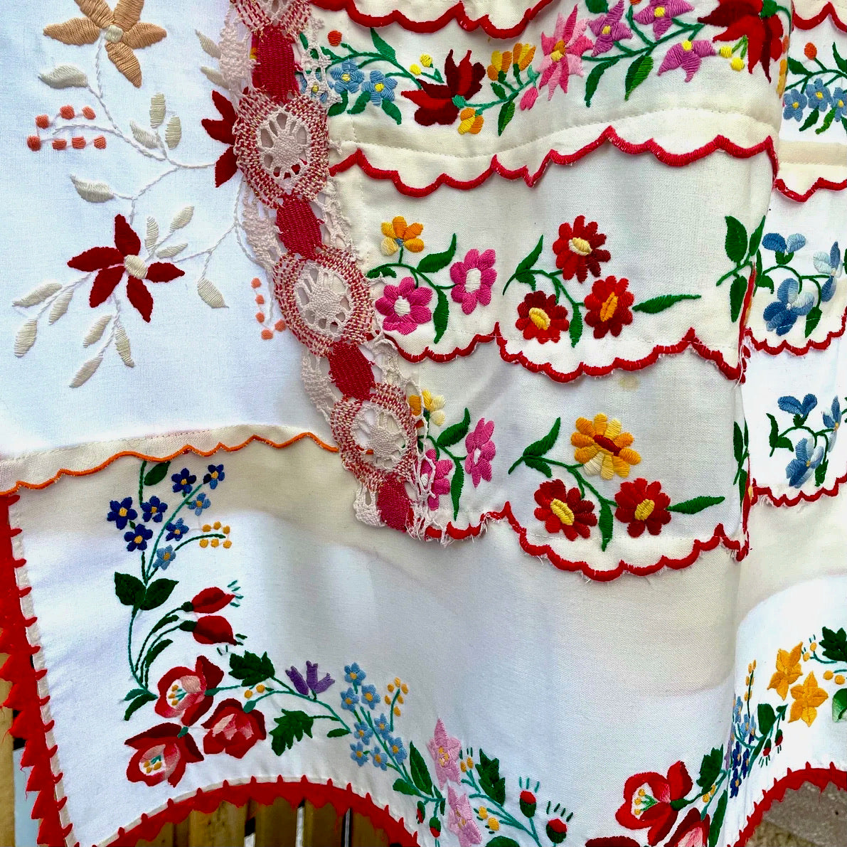 Cortina Bordada Húngara con Estampado Floral Kalocsa