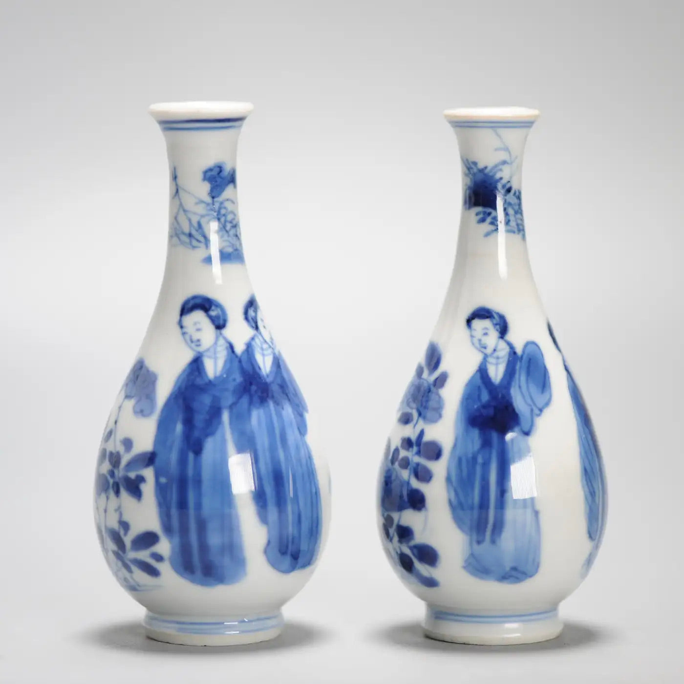 Jarrones Kangxi Azul y Blanco | Damas y Flores | Siglo XVII