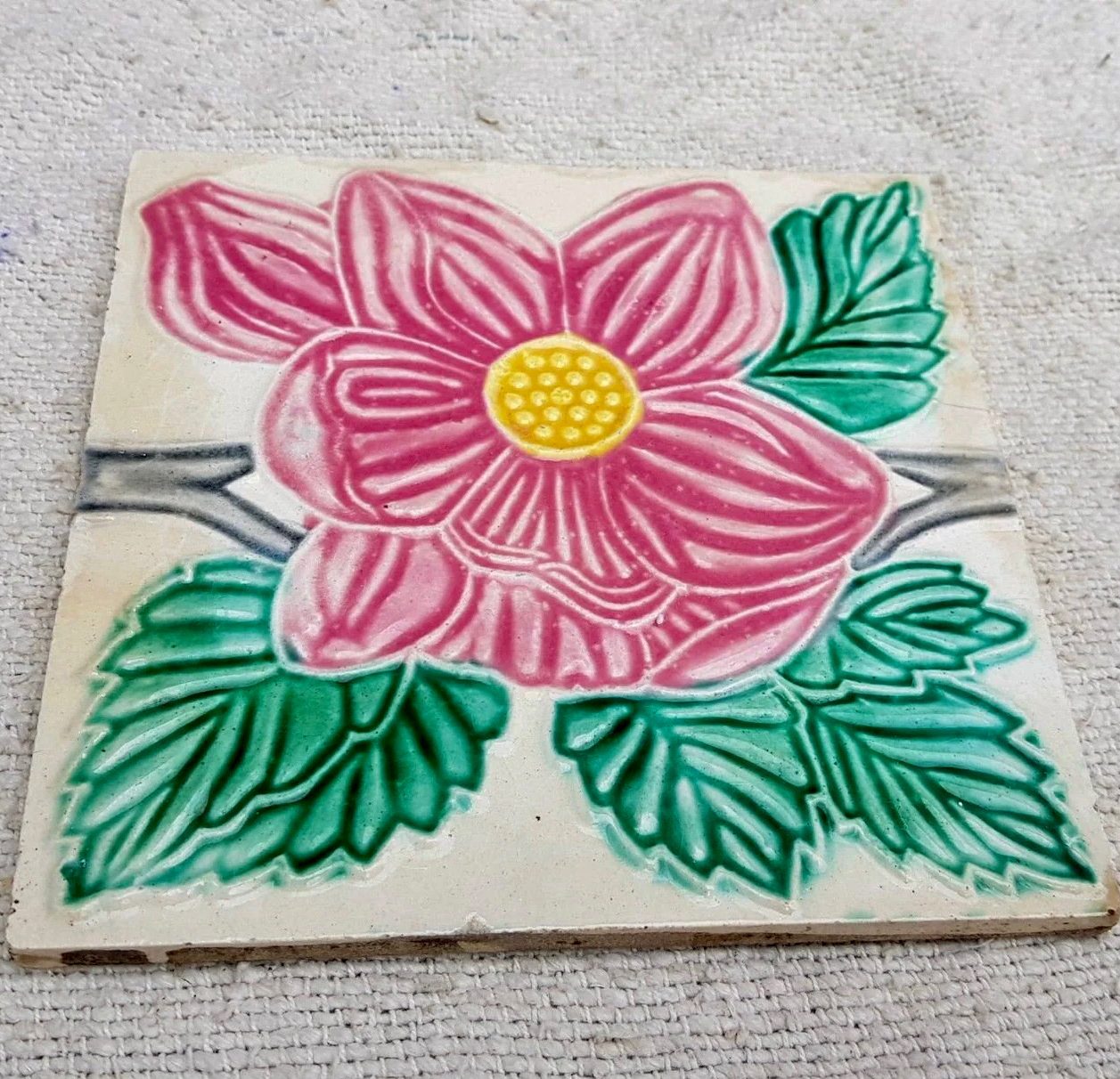 Azulejo decorativo floral en relieve de antigua mansión de la India