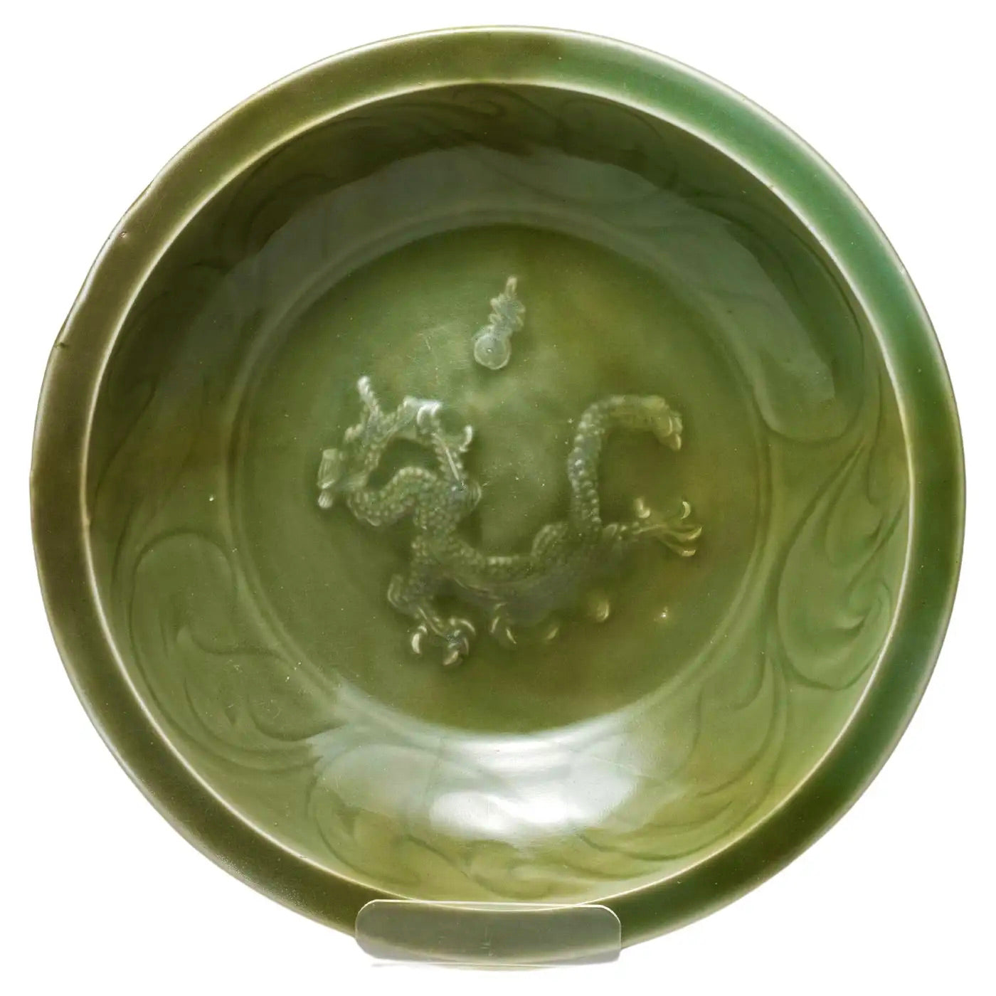 Plato Chino de Celadón Longquan con Dragón en Relieve | Siglos XII-XIV | Dinastía Yuan-Ming Temprana