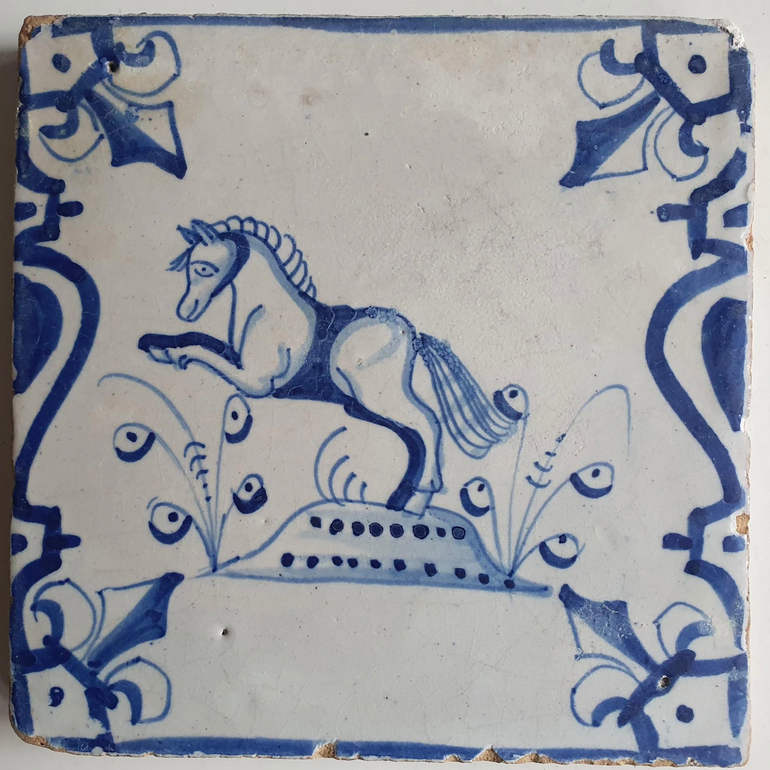 Azulejo Azul de Delft de 1640 | “Caballo”| Flor de Lis y Balaustres