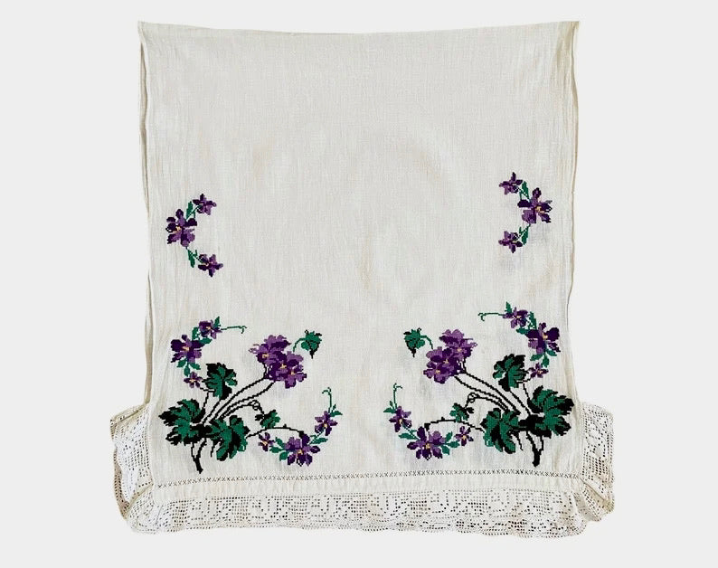 Toalla Flores Moradas Punto de Cruz. Rumanía, 1950
