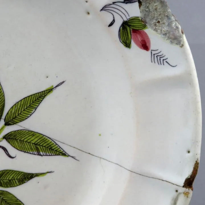 Plato de cerámica lañada de Manises pintado del siglo XIX
