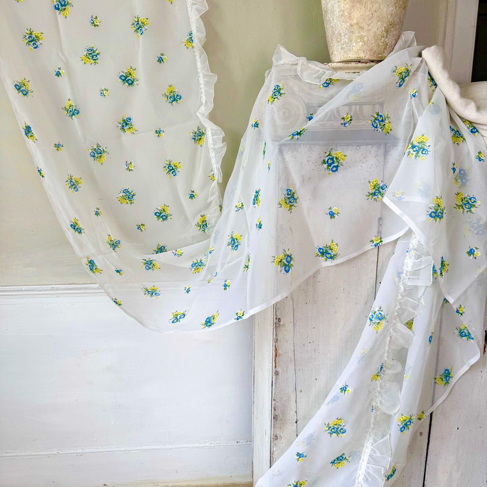 Cortina francesa de flores amarillas con volantes de 1940