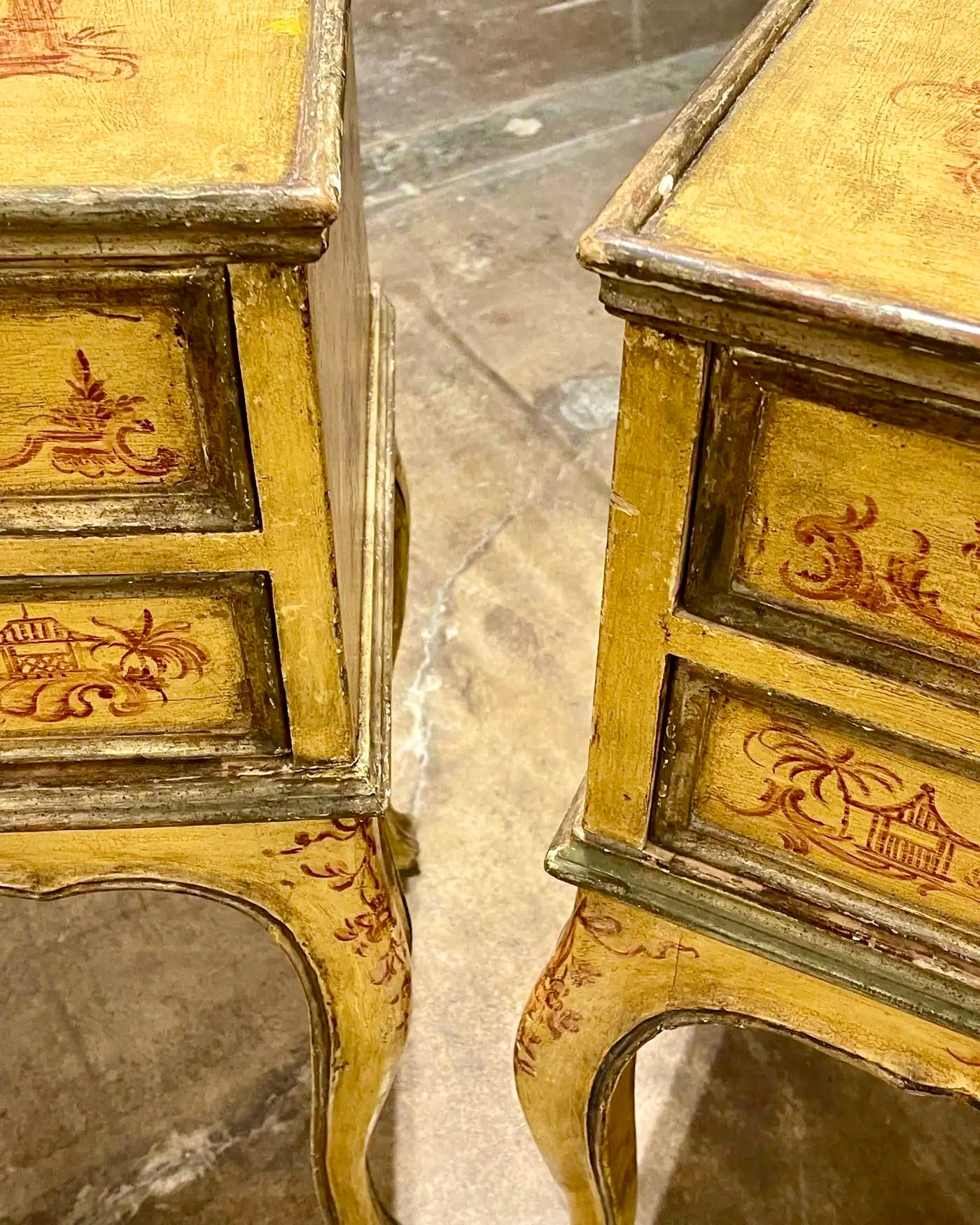 “Mesas Auxiliares Chinoiserie” Italia 1910 | Mueble Pintado con Pátina Original