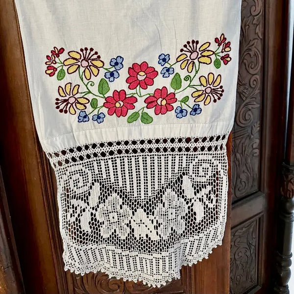 Toalla de Rumanía con Bordados y Encaje Hechos a Mano, 1970