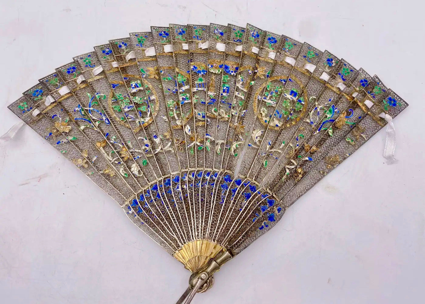Abanico Chino de Filigrana de Plata Dorada y Esmalte | Dinastía Qing, principios del siglo XIX