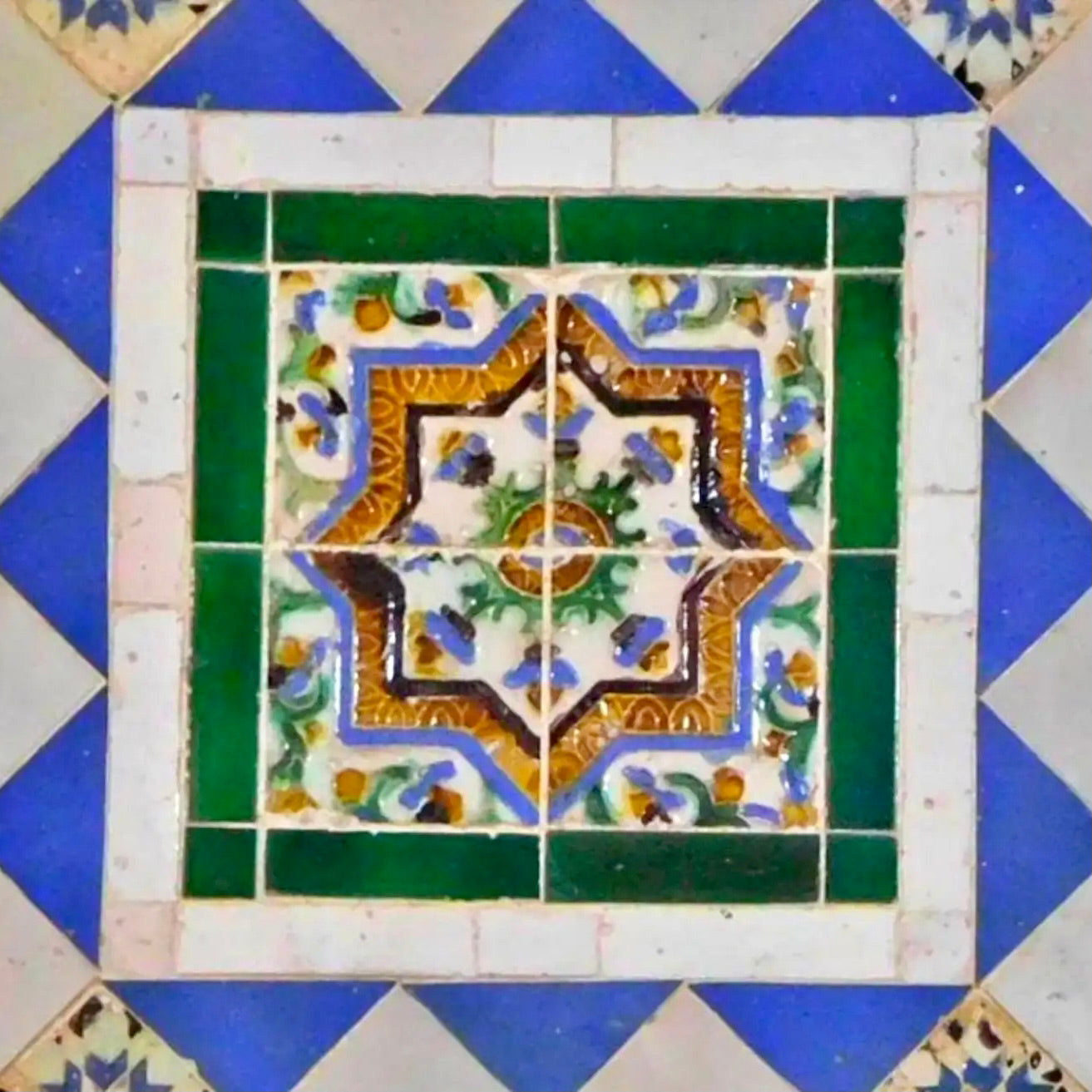Composición Morisca de Azulejos de Porcelana | Panel del Siglo XVI