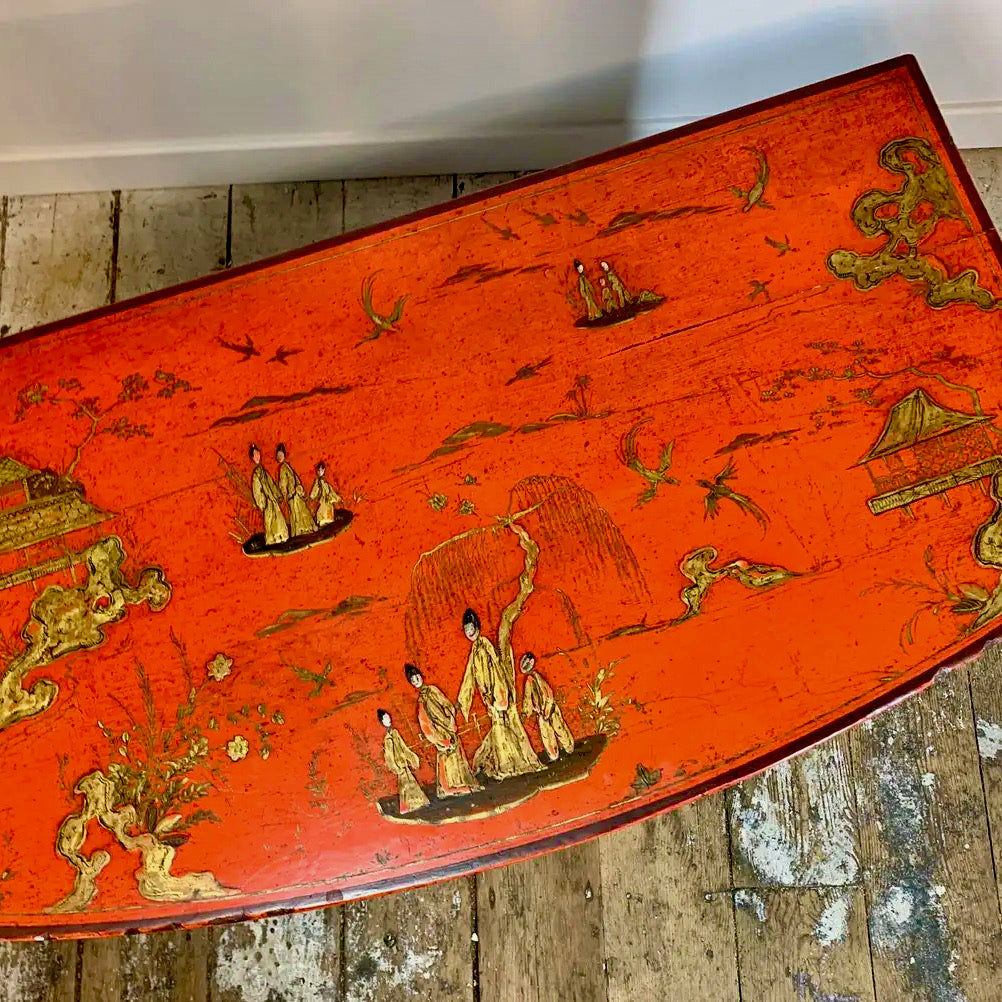 Escritorio Jorge III Rojo con Escenas Chinoiserie | Inglaterra 1780