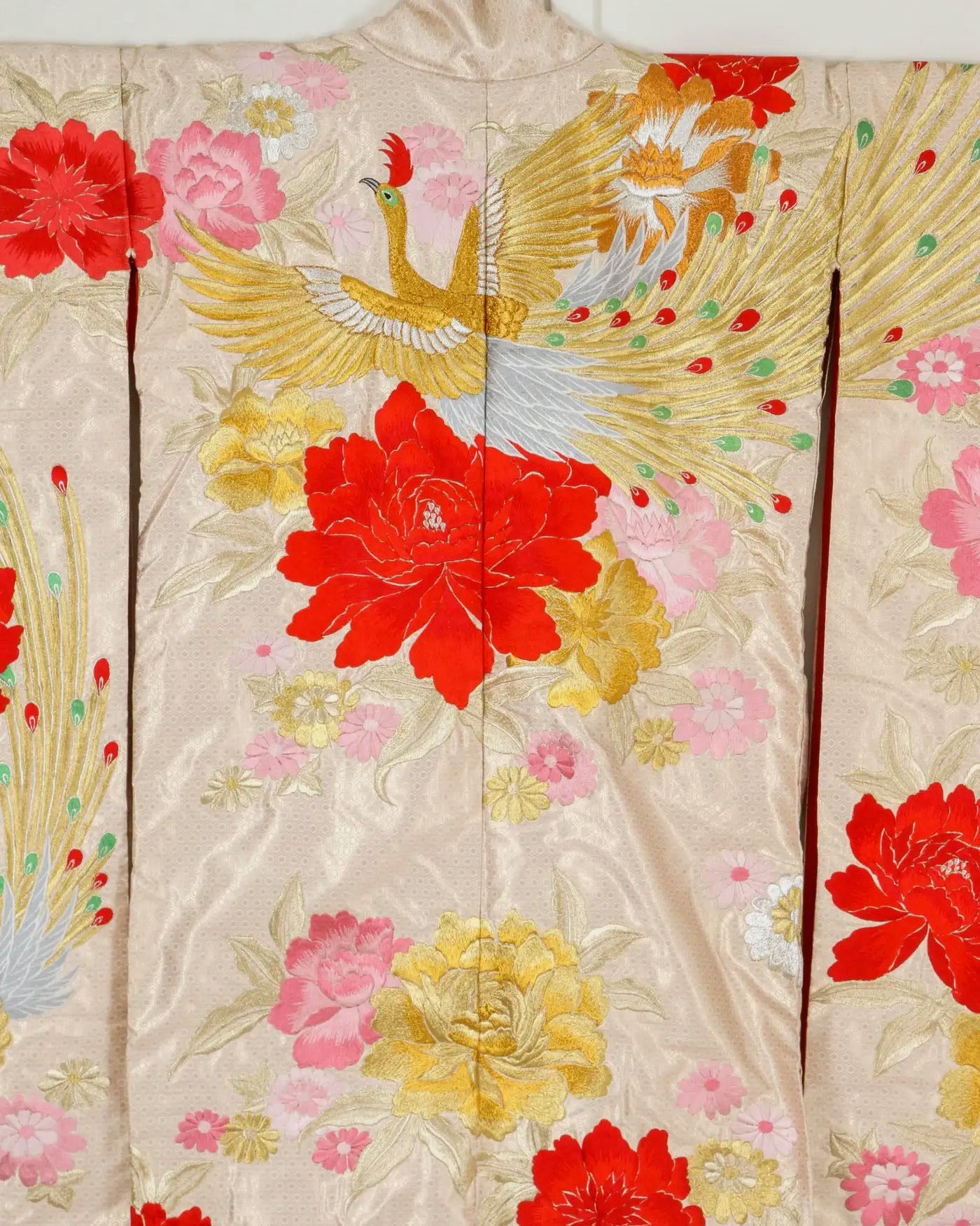 Kimono Ceremonial Japonés Brocado Dorado con Grullas Voladoras, 1970