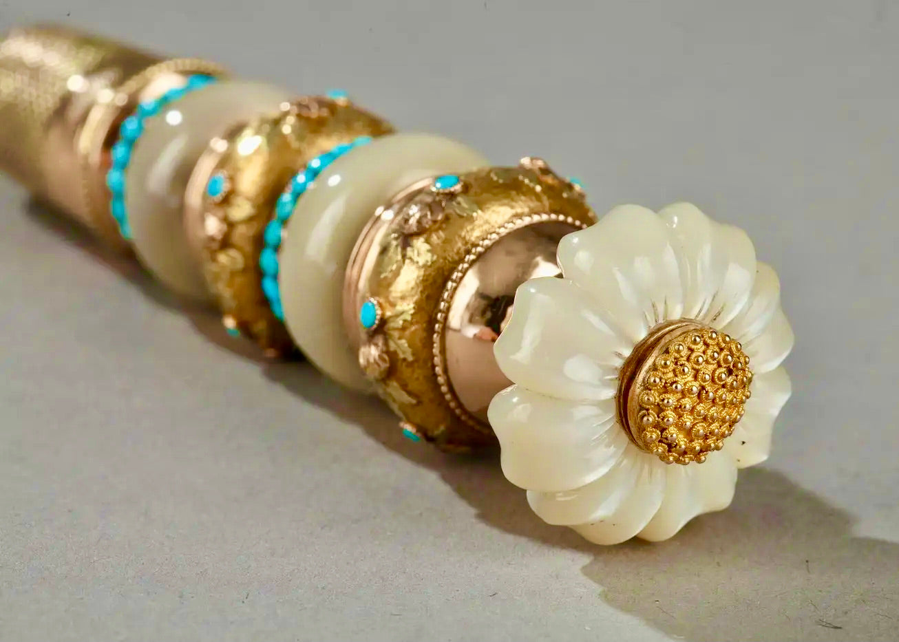 Costurero de Oro, Turquesa y Nácar | Forma de Flor | Francia, 1820