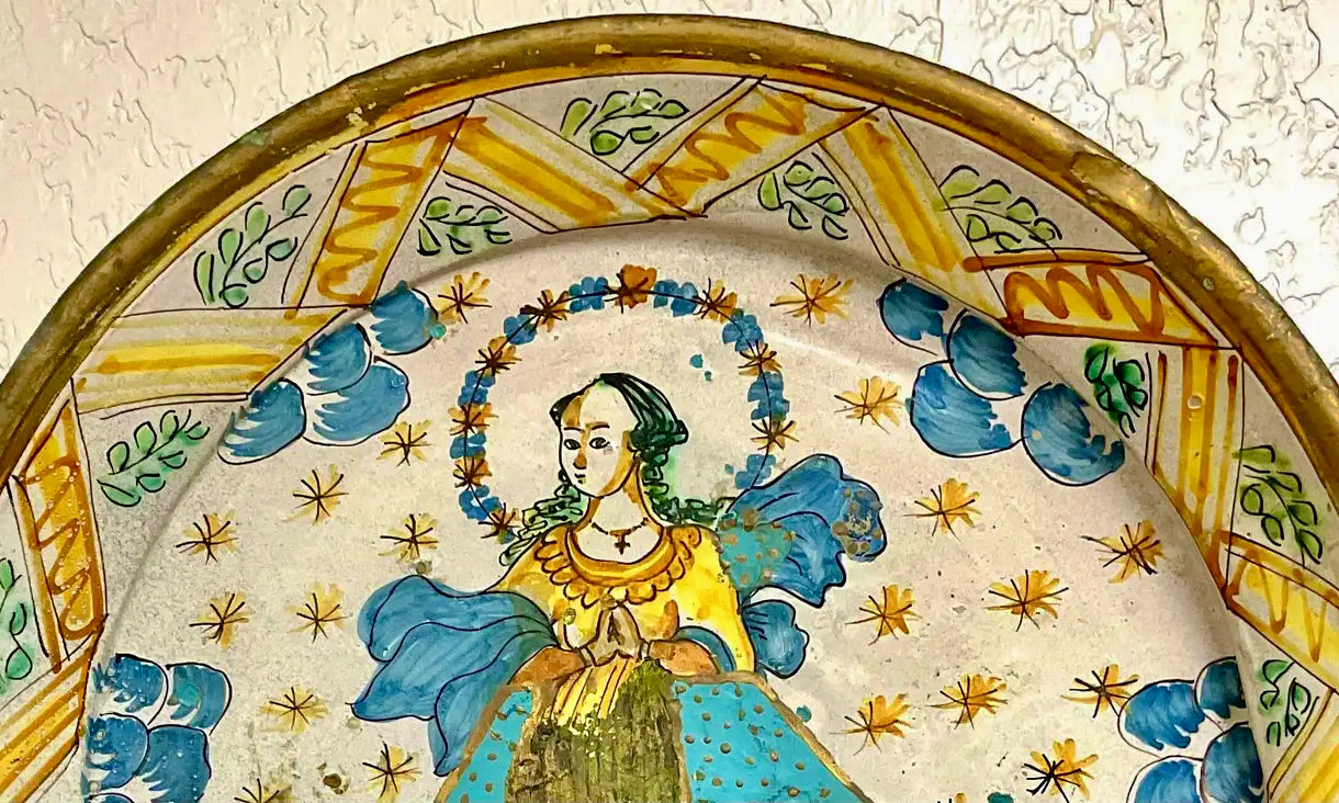 Plato Italiano de Mayólica Esmaltada con Representación de la Virgen – Siglo XVIII