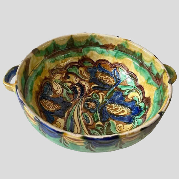 Antiguo cuenco hecho por artesanos en Transilvania