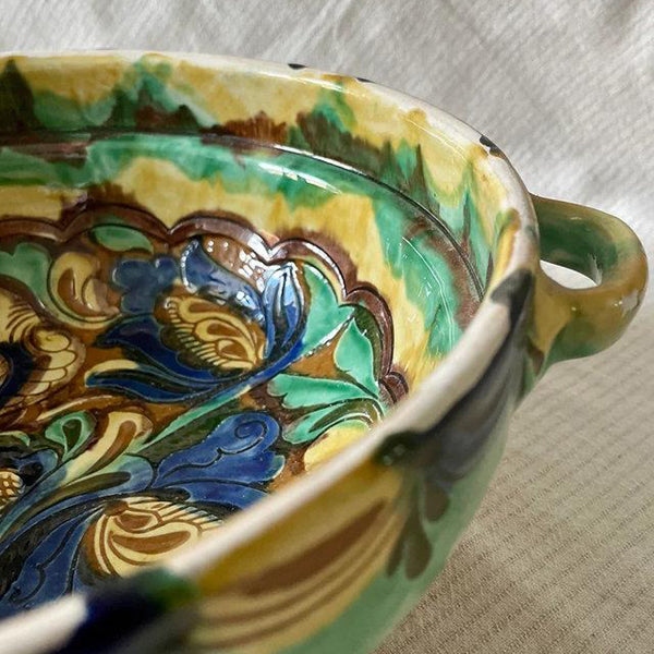 Antiguo cuenco hecho por artesanos en Transilvania