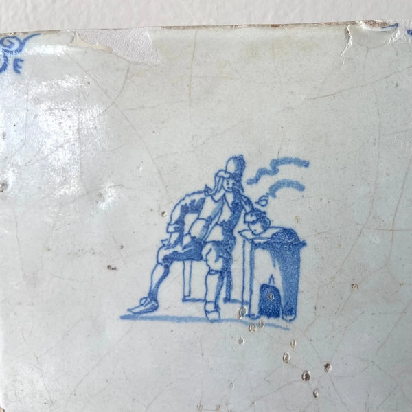 “Hombre Fumando en una Mesa” | Azulejo de Delft del Siglo XVII