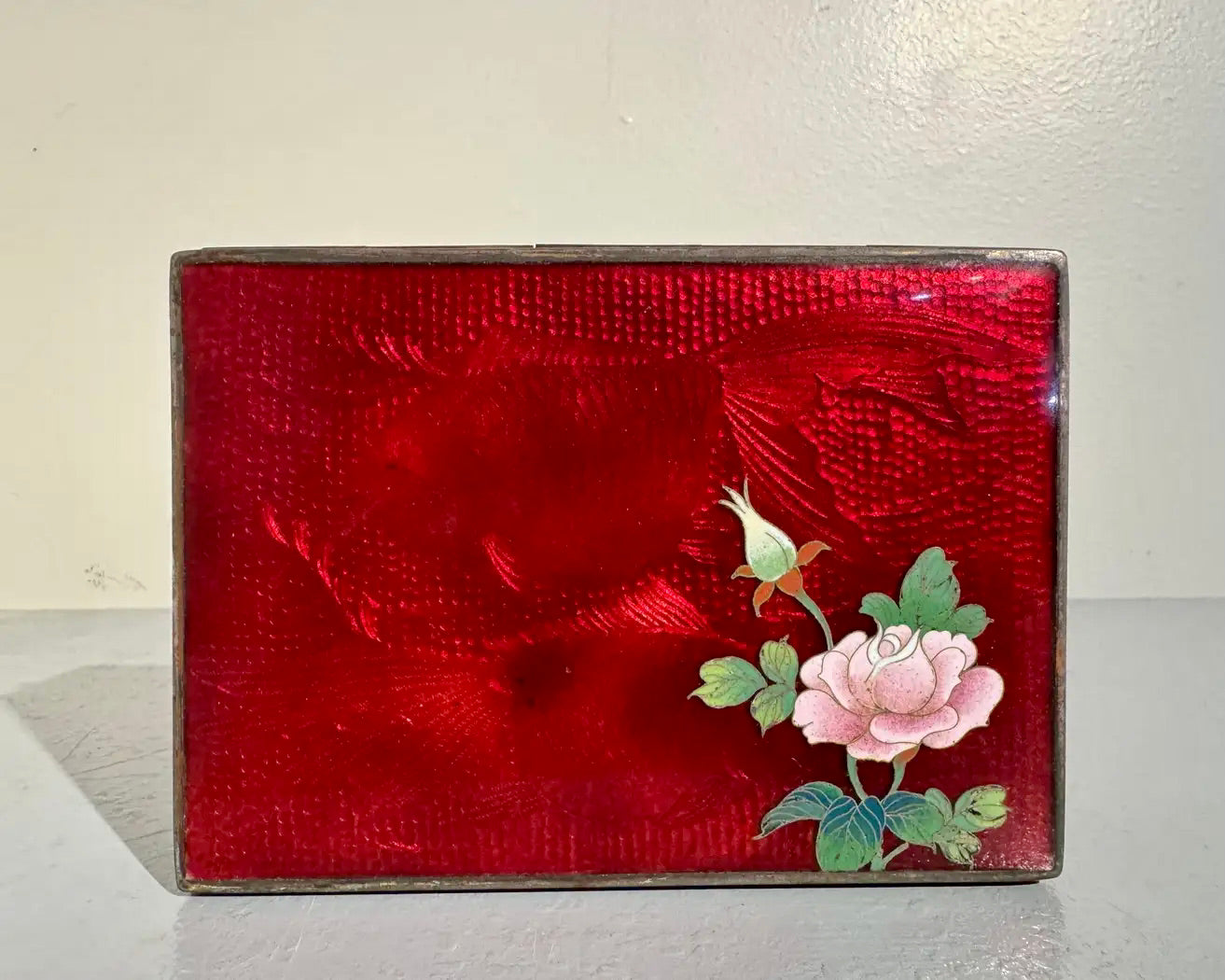 Caja de Cloisonné Rojo Ginbari | Exportación Japonesa | Periodo Meiji, 1900