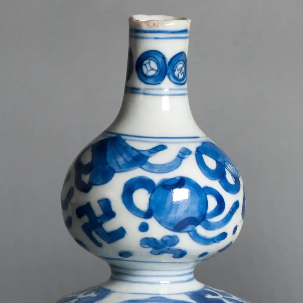 Pareja de Tokkuri de Porcelana Kraak | Jingdezhen Siglo XVII | Azul y Blanca Exportación Japonesa