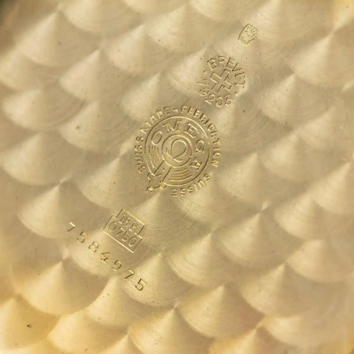 Reloj de Bolsillo Omega en Oro de 18 Quilates. Sabonette con Esfera de Esmalte