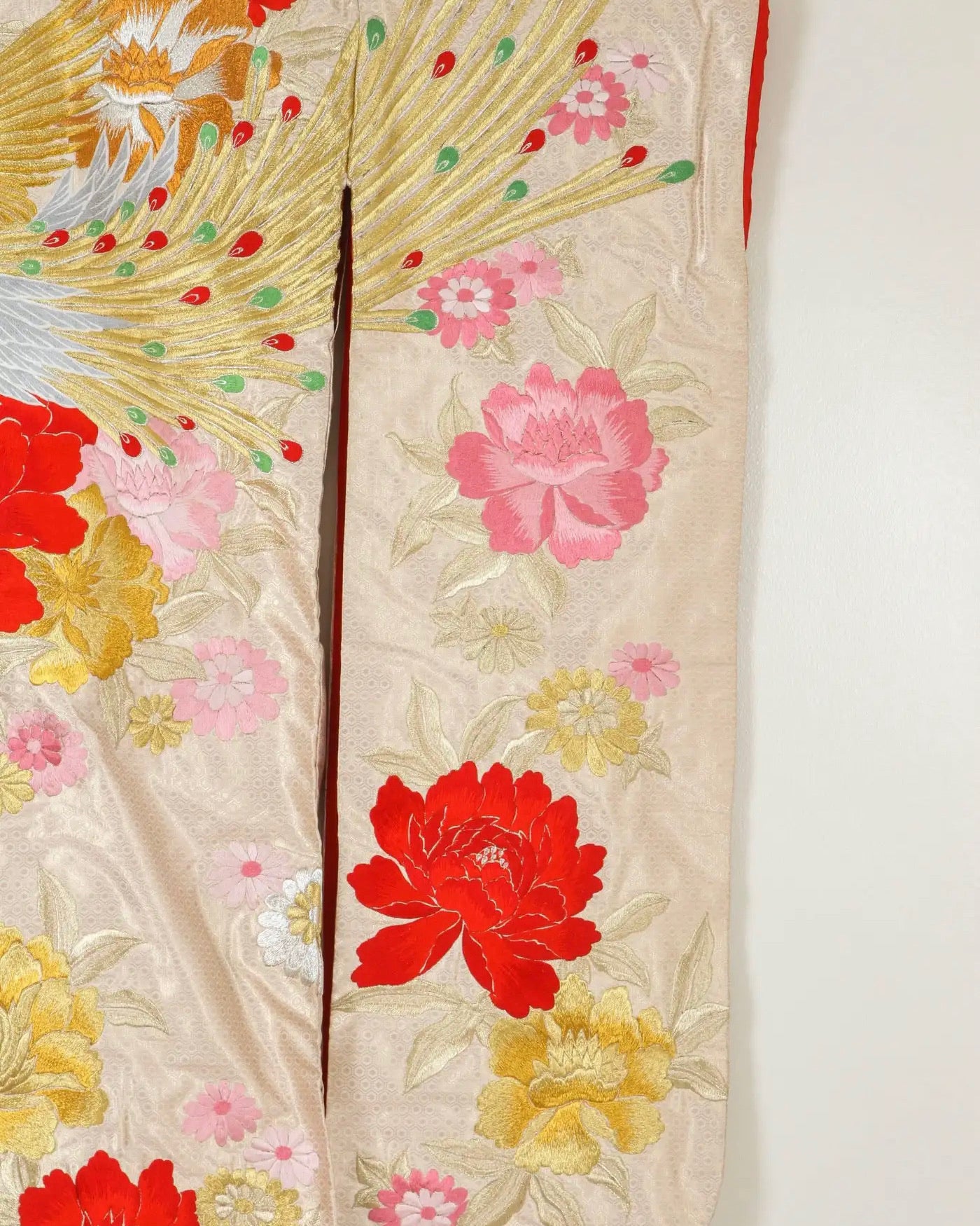 Kimono Ceremonial Japonés Brocado Dorado con Grullas Voladoras, 1970