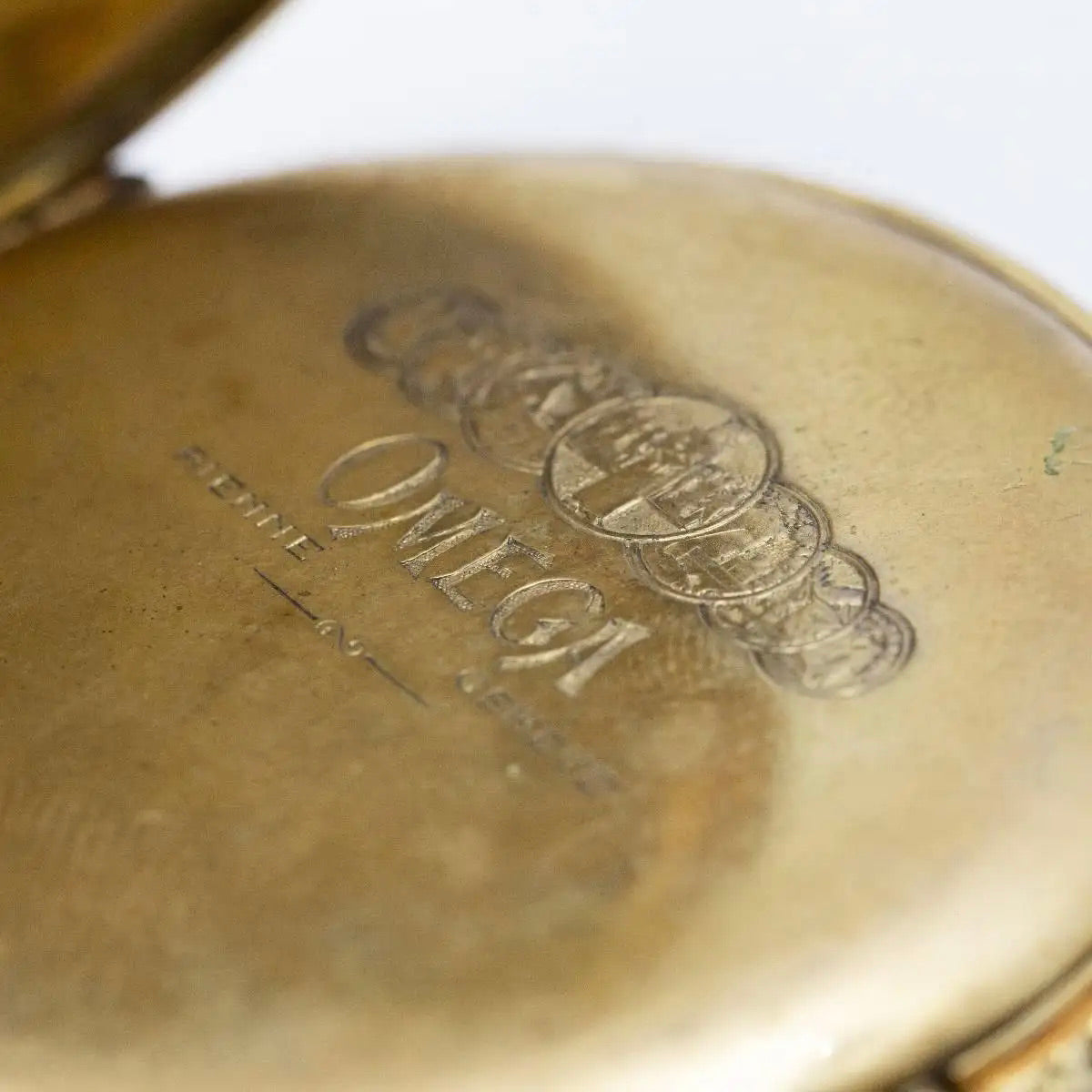 Reloj de Bolsillo Omega en Oro de 18 Quilates. Sabonette con Esfera de Esmalte