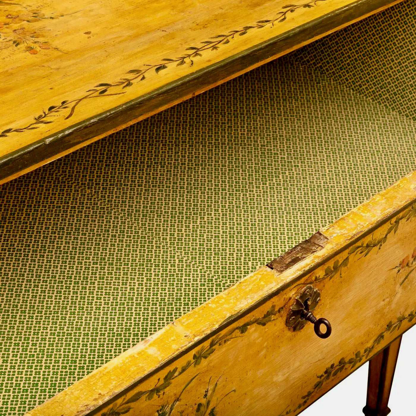 Cómoda Italiana del Siglo XVIII de Estilo Veneciano