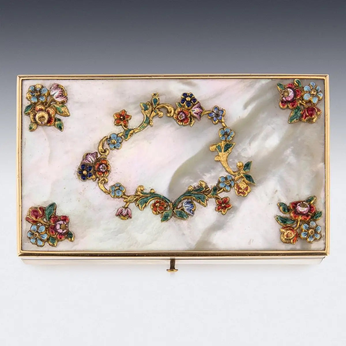 Juego Etui Francés de Oro Montado Sobre Madreperla, 1870
