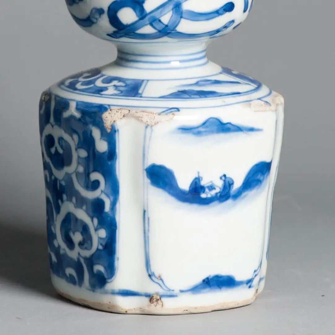 Pareja de Tokkuri de Porcelana Kraak | Jingdezhen Siglo XVII | Azul y Blanca Exportación Japonesa