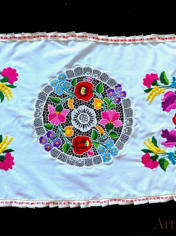 Mantel Húngaro Bordado con Patrón Floral Kalosca