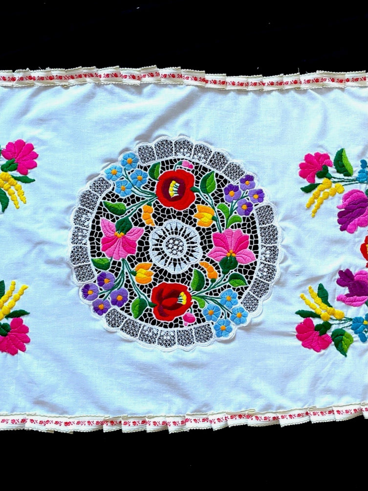 Mantel Húngaro Bordado con Patrón Floral Kalosca