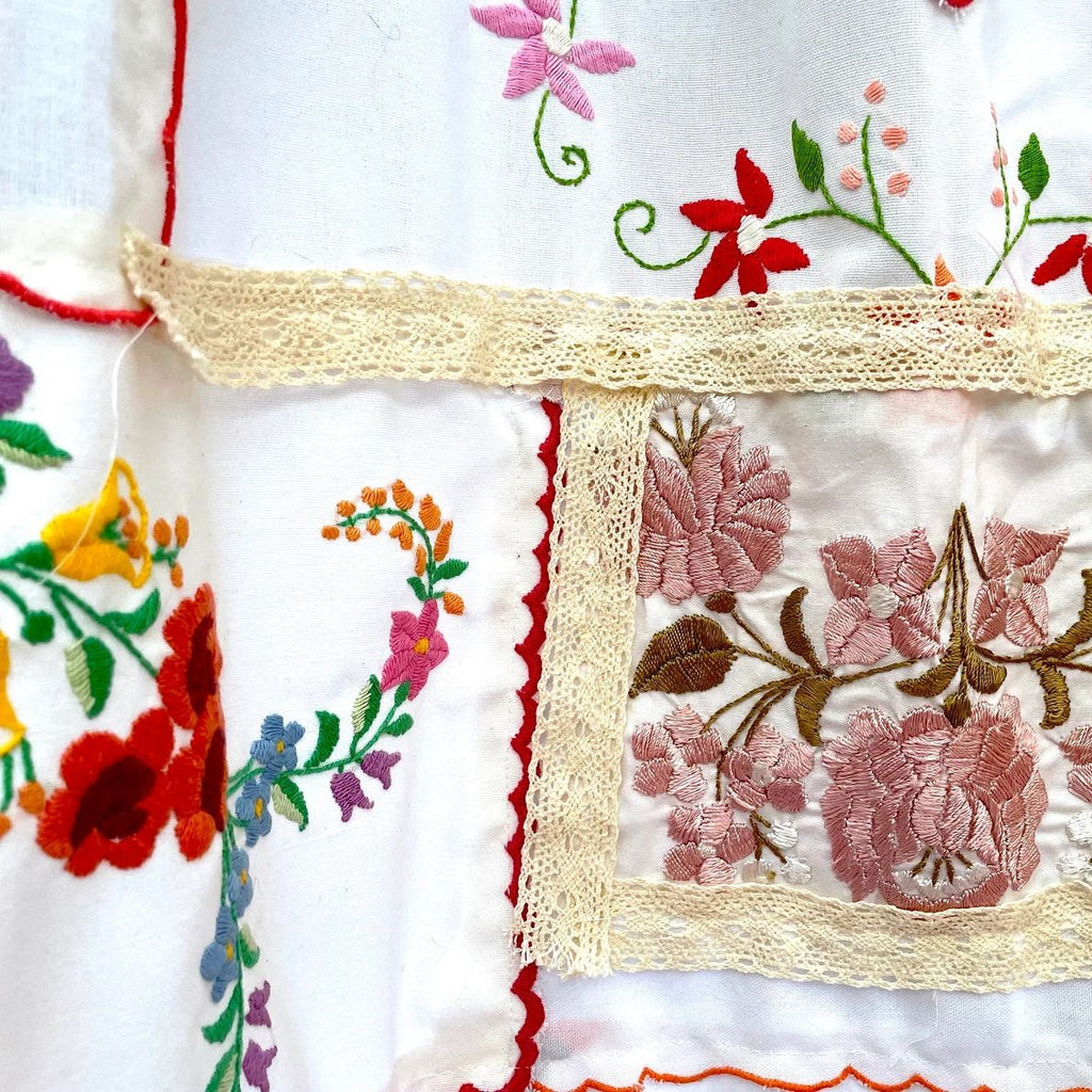 Cortina Húngara Bordada con Estampado Floral de Kalocsa
