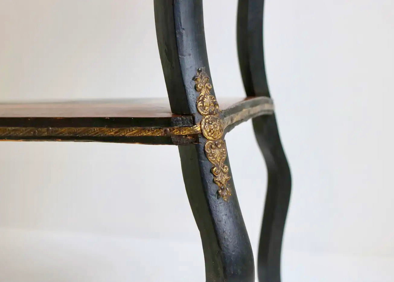 Mesa Auxiliar Napoleón III con Marquetería Floral e Instrumental, Francia 1860