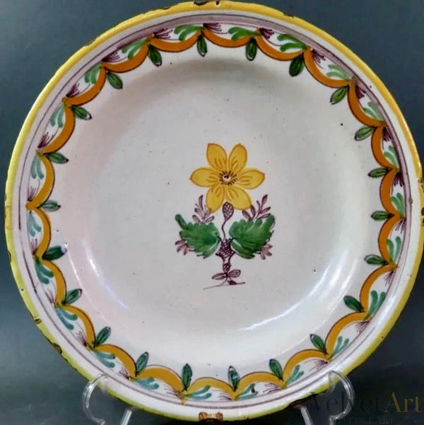 Plato en cerámica de Manises con flor y cenefa