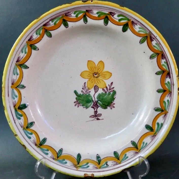 Plato en cerámica de Manises con flor y cenefa