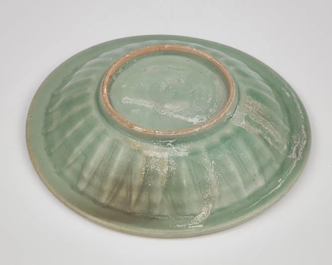 Plato de Celadón Longquan con “Peces Gemelos” | Cerámica Song-Yuan
